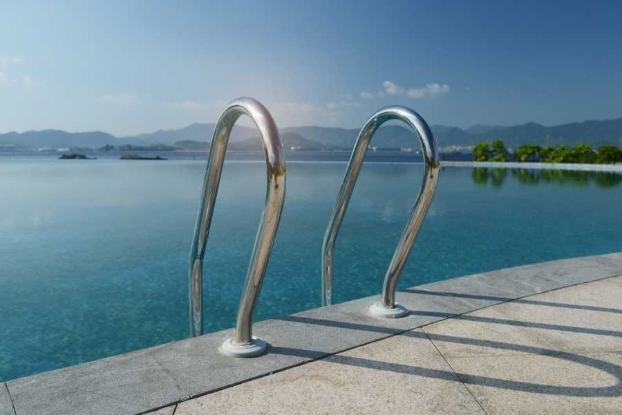 Schwimmbecken im Hof über der Tiefgarage