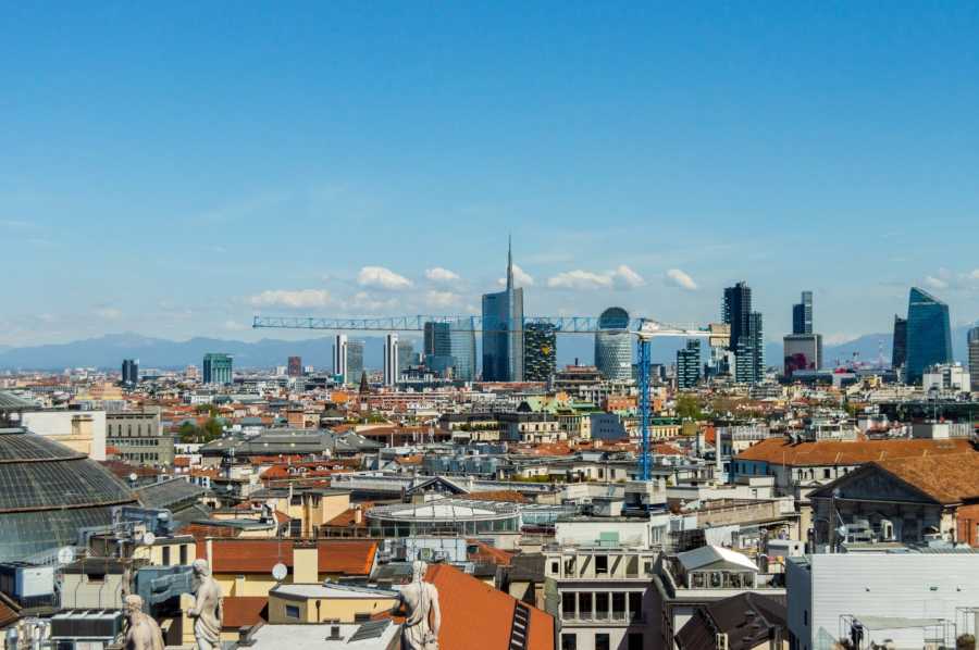 Neue Baustellen in Italien: Die Preise stiegen im ersten Halbjahr 2026 um 4,9 %. Der Verkauf neuer Eigenheime zeigte im ersten Quartal eine bemerkenswerte Dynamik (+8,6 % landesweit). Mailand und Rom bestätigten ihren Ruf als teuerste Städte, während Bologna ein historisches Wachstum sowohl bei den Preisen (+8,4 %) als auch beim Transaktionsvolumen
