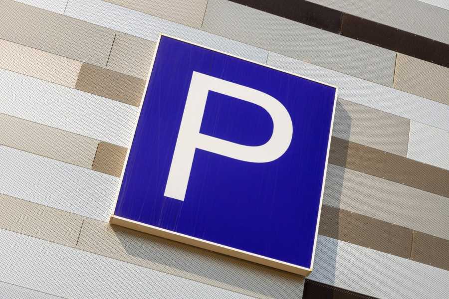 Neue Regeln für Parkplätze in Italien: anpassbare Zeitbeschränkungen, verdoppelte Kosten und Sanktionen für nicht gültige Tickets.