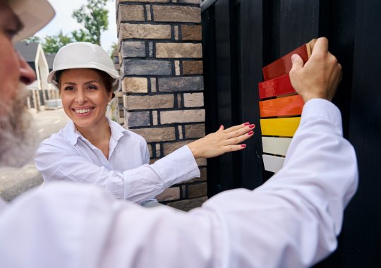 Malen der Außenseite eines Bauwerks in Italien