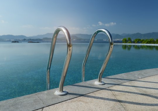 Schwimmbecken im Hof über der Tiefgarage