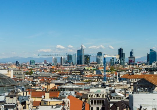 Neue Baustellen in Italien: Die Preise stiegen im ersten Halbjahr 2026 um 4,9 %. Der Verkauf neuer Eigenheime zeigte im ersten Quartal eine bemerkenswerte Dynamik (+8,6 % landesweit). Mailand und Rom bestätigten ihren Ruf als teuerste Städte, während Bologna ein historisches Wachstum sowohl bei den Preisen (+8,4 %) als auch beim Transaktionsvolumen