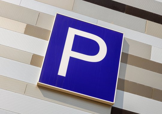 Neue Regeln für Parkplätze in Italien: anpassbare Zeitbeschränkungen, verdoppelte Kosten und Sanktionen für nicht gültige Tickets.