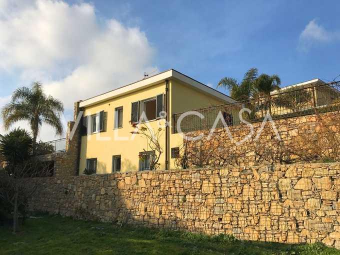 Die Villa mit Blick auf das Meer und Monaco in der gemütlichen Ecke von Bordighera.