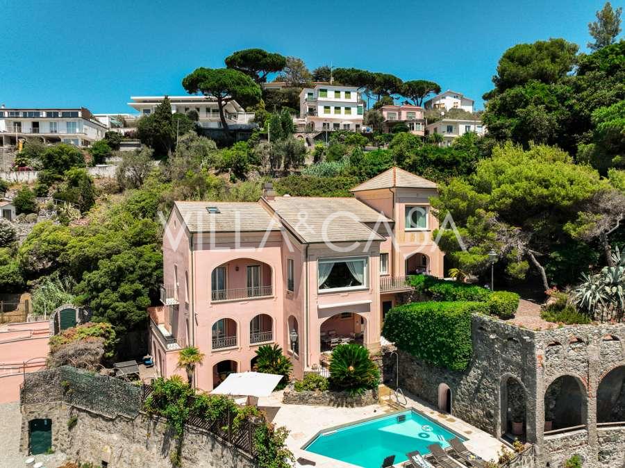 Villa in erster Strandlinie in Ligurien zum Verkauf.