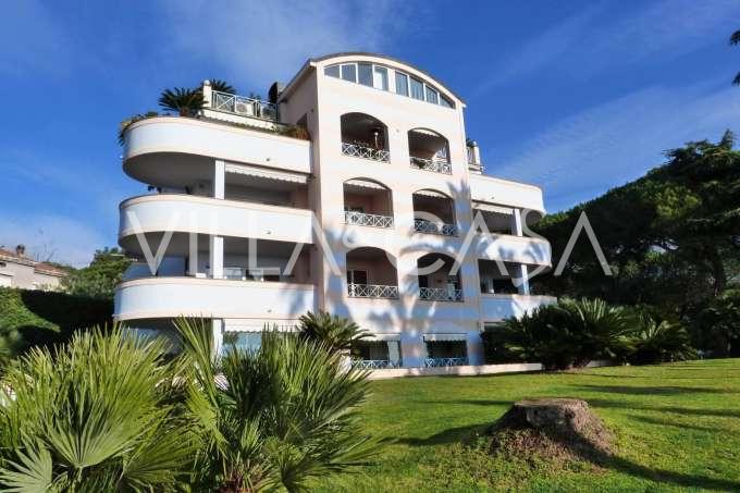 Wohnung mit Meerblick in einer Villa in Sanremo.