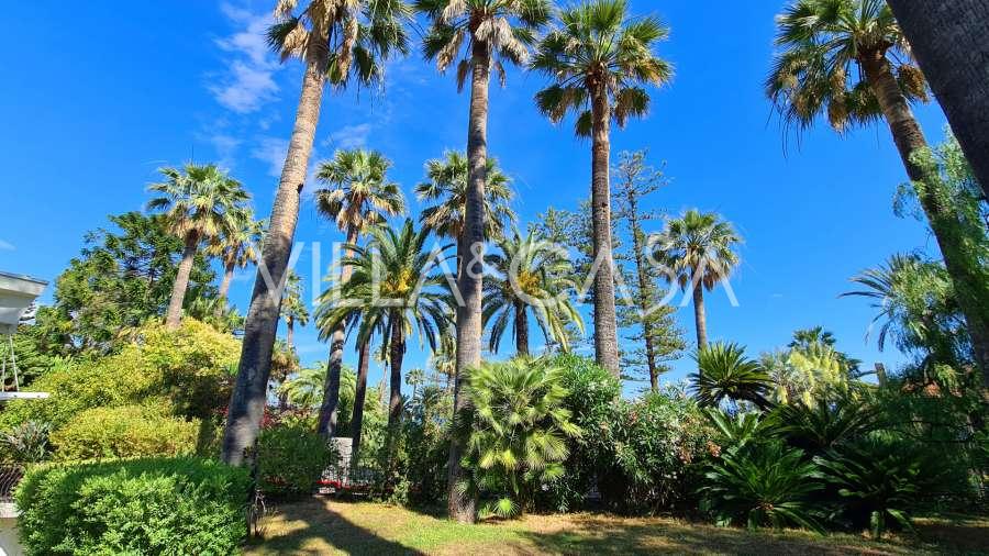 Im Zentrum der Stadt Sanremo befindet sich eine Villa.