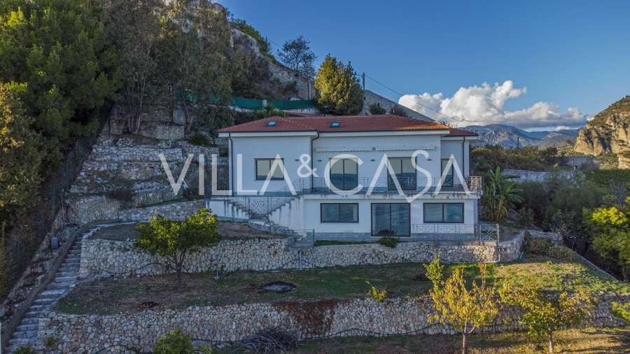 Die Villa am Meer in Ventimiglia steht zum Verkauf.