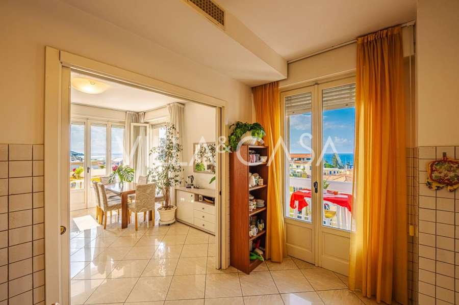 Eine Fünfzimmerwohnung in Sanremo steht zum Verkauf.