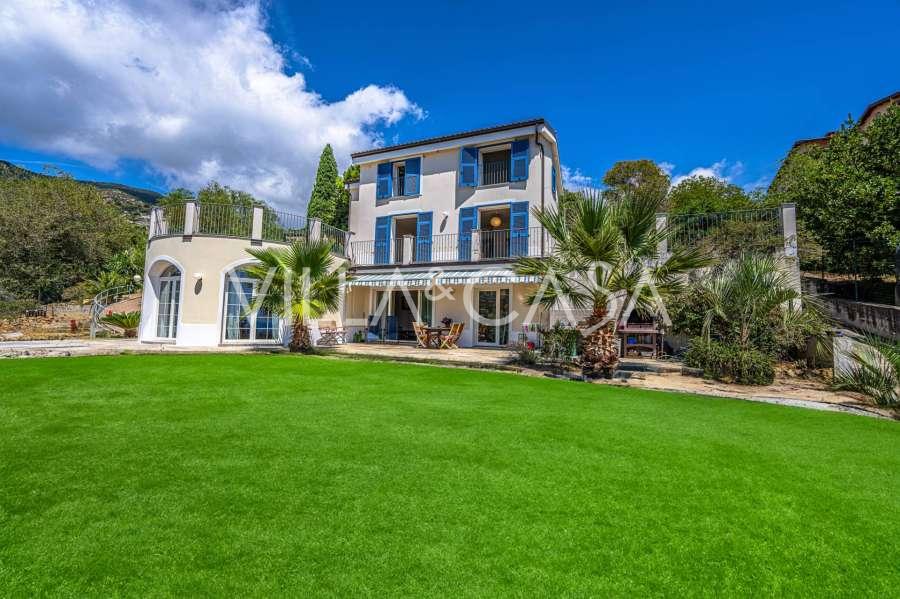 Eine Villa in Sanremo steht zum Verkauf.