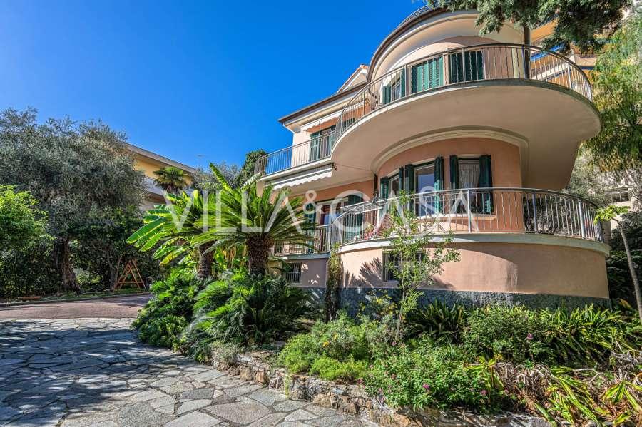 Villa in Sanremo mit Meerblick