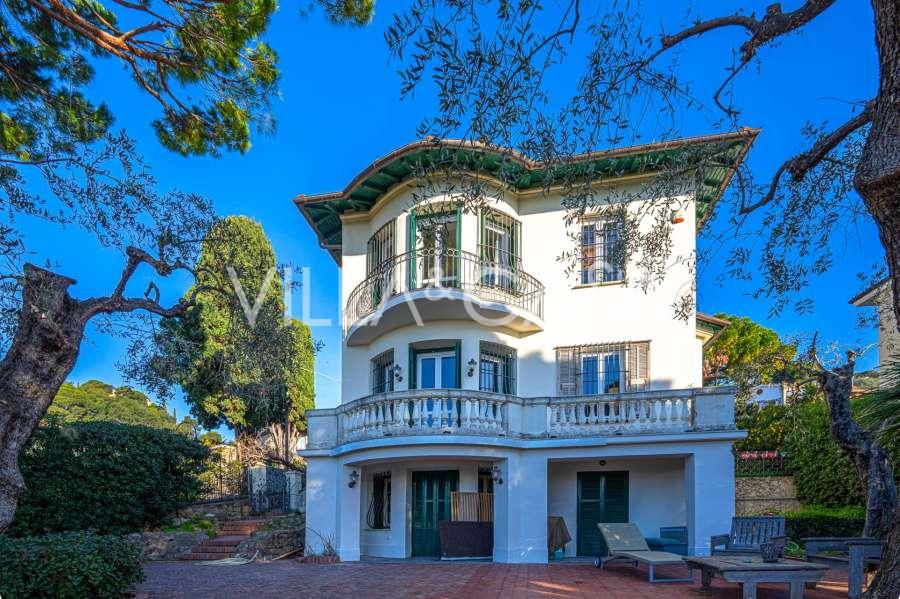 Eine englische Villa in Bordighera wird zum Verkauf angeboten.