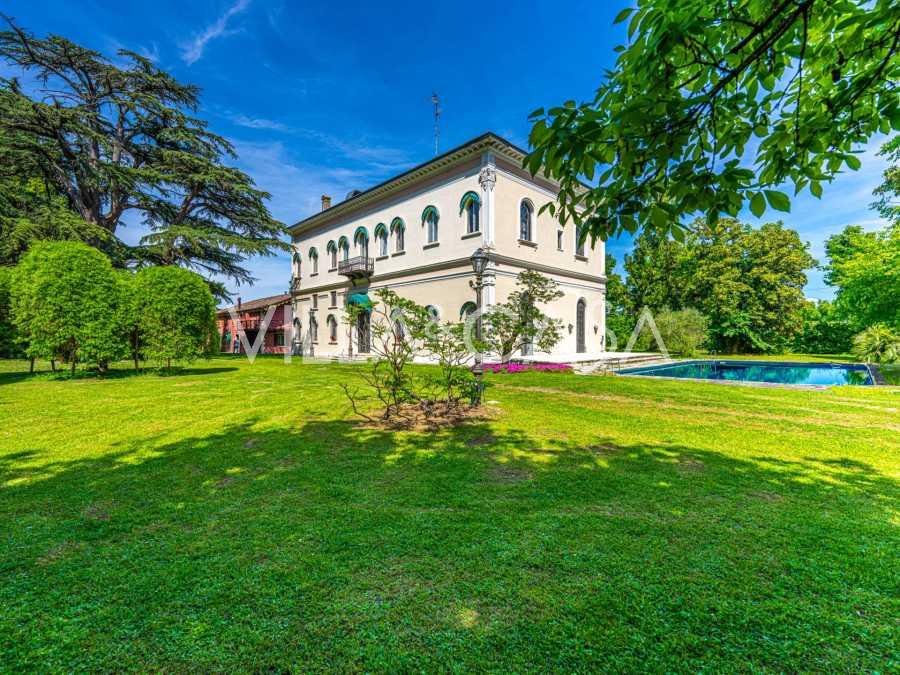 Die Villa in Ferrara mit elegantem Stil.