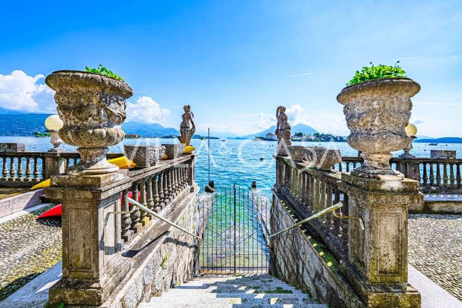 Eine Villa am See in Stresa steht zum Verkauf.