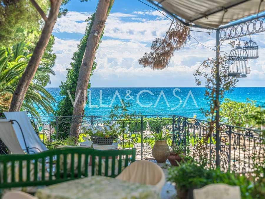 Luxusvilla mit direktem Strandzugang in Diano Marina