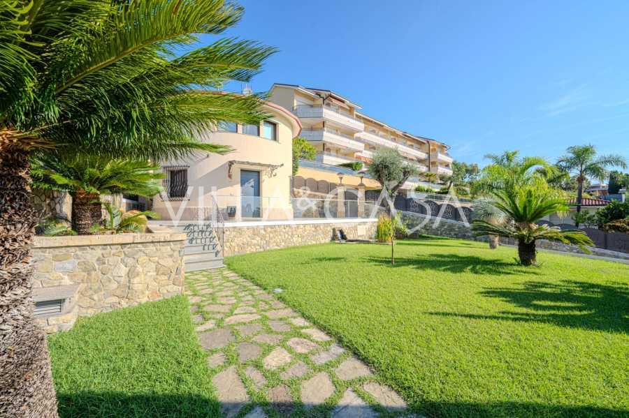 Sanremo: Haus mit Pool
