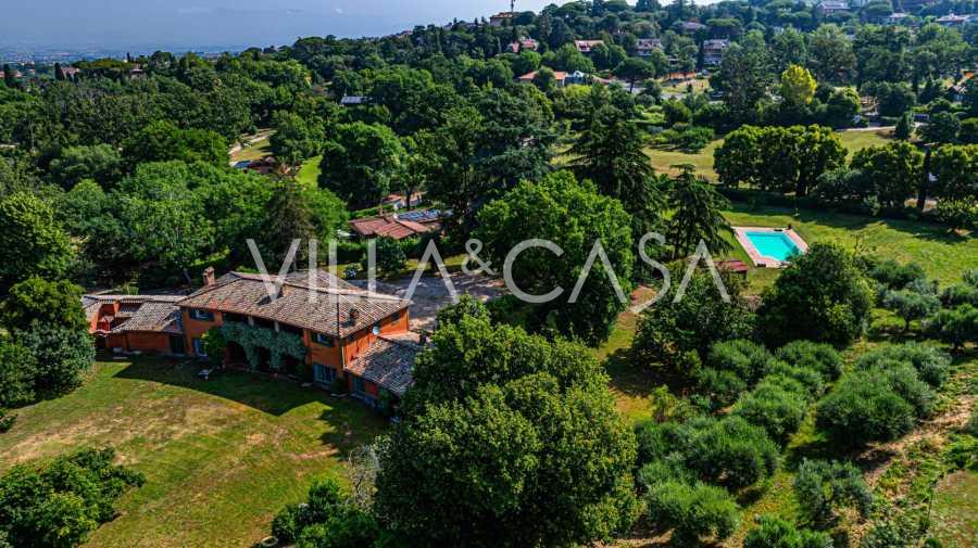 Villa mit Geschichte und Pool in Grottaferrata