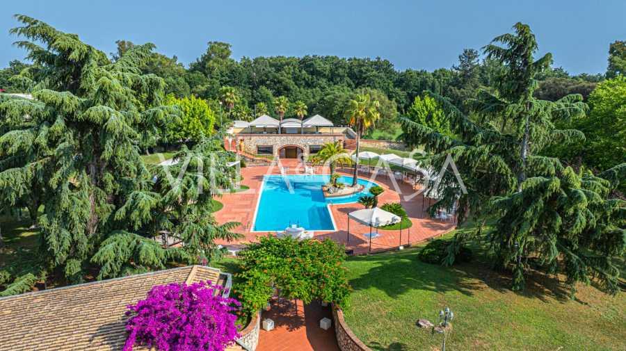 Luxusvilla mit Pool und Park in Latina