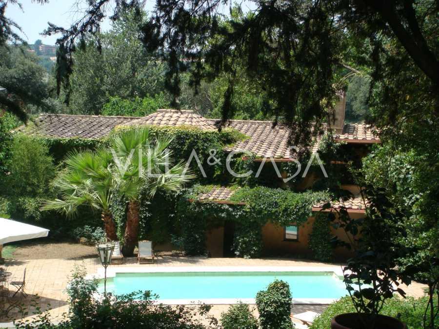 Historische Villa zur Miete in einer prestigeträchtigen Residenz in Rom.