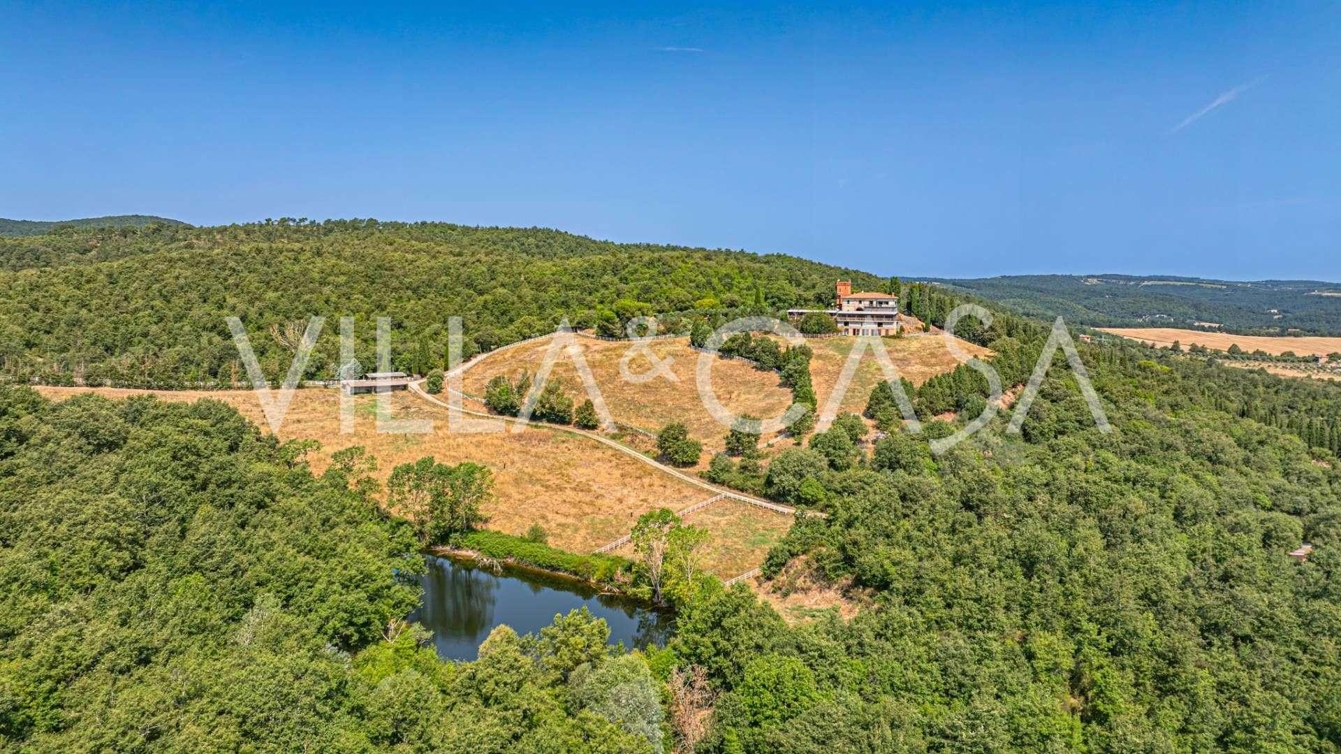 Zu verkaufen: Schloss mit Reitanlage und Anwesen in der Toskana