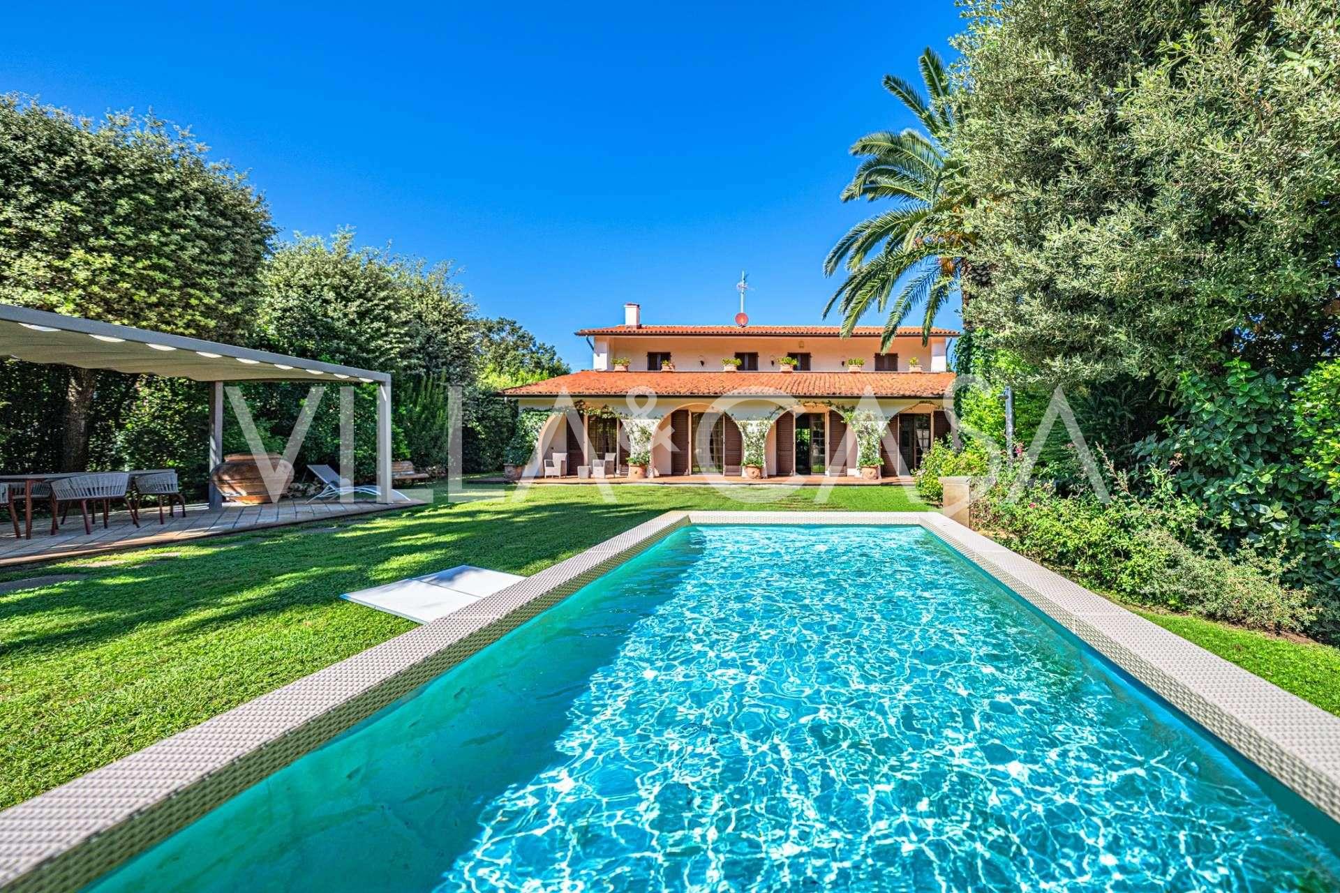 Zu verkaufen: Luxuriöse Villa mit Garten am Meer in der Toskana