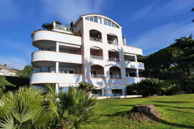 Wohnung mit Meerblick in einer Villa in Sanremo.