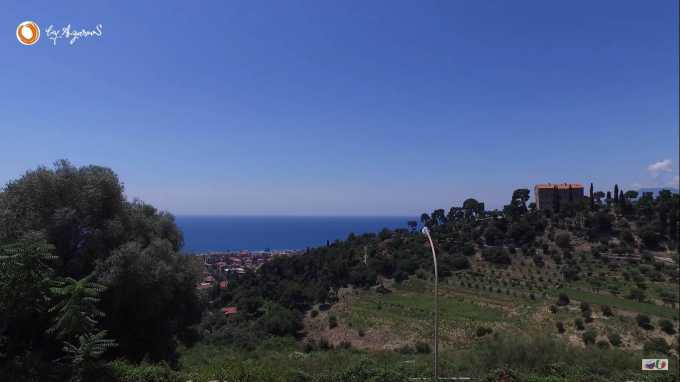 Ein Grundstück mit einem Villenprojekt und Meerblick in Bordighera.