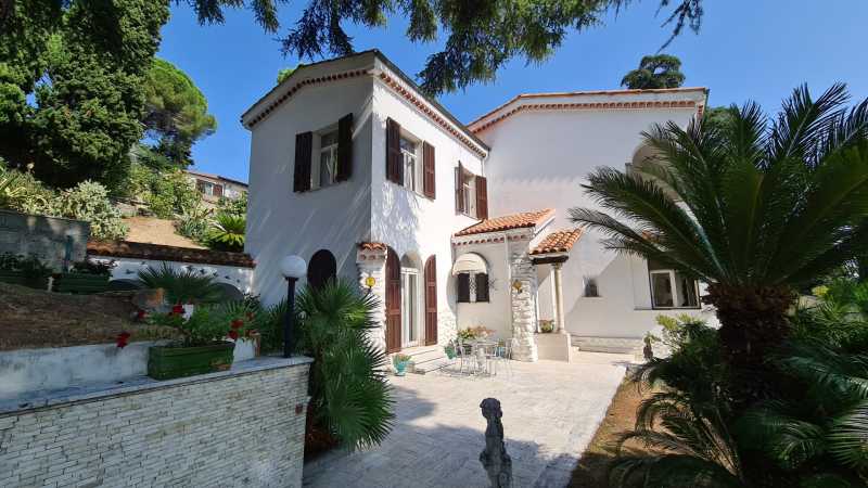 Die Villa mit einem wunderschönen Park in Sanremo.