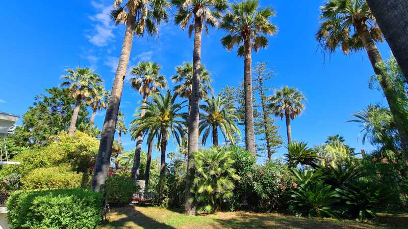 Im Zentrum der Stadt Sanremo befindet sich eine Villa.