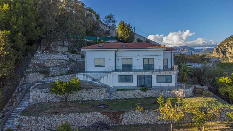 Die Villa am Meer in Ventimiglia steht zum Verkauf.