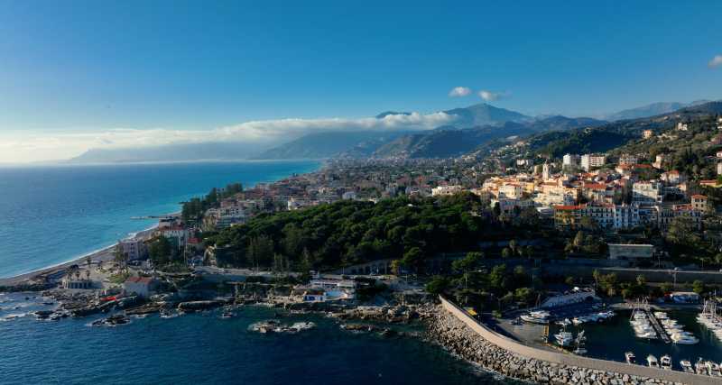 Ein zweistöckiges Haus mit Garten in Bordighera.