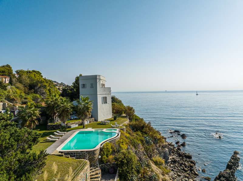 Ligurien: Villa mit eigenem Strand