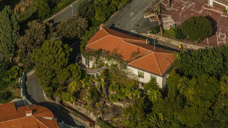 Die Villa am Meer in Sanremo liegt 50 Meter entfernt.