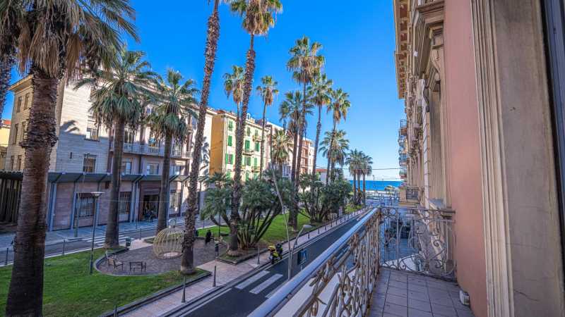 Zum Verkauf steht eine Vier-Zimmer-Wohnung in Sanremo.