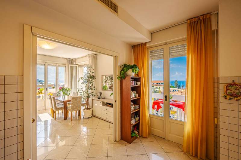 Eine Fünfzimmerwohnung in Sanremo steht zum Verkauf.