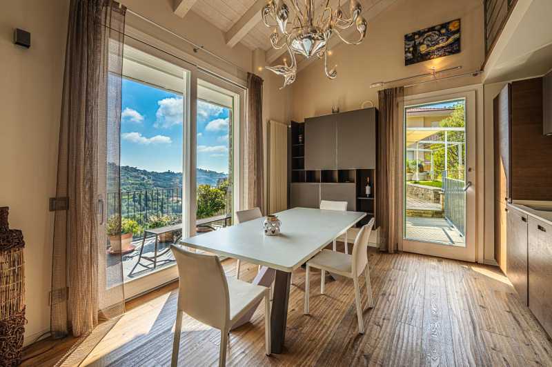 Zum Verkauf steht ein Penthouse in Vallebona.