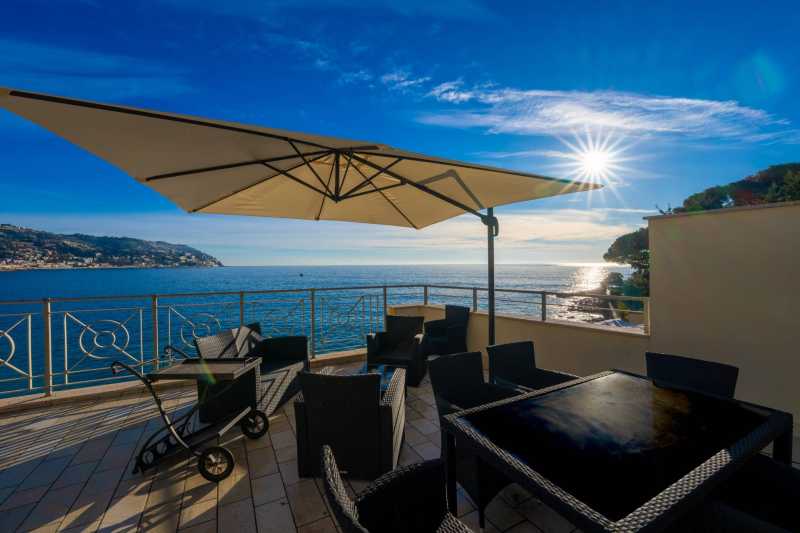 Zum Verkauf steht eine Wohnung mit Blick auf den Strand in Bordighera.