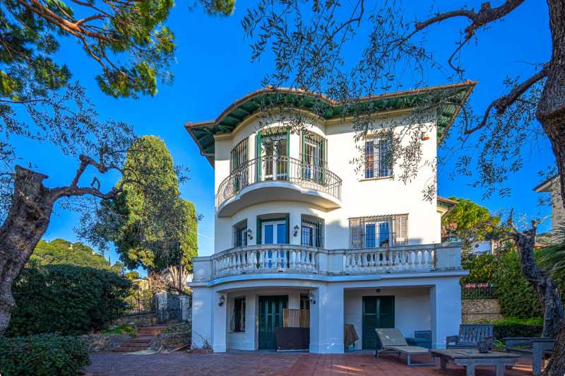 Eine englische Villa in Bordighera wird zum Verkauf angeboten.