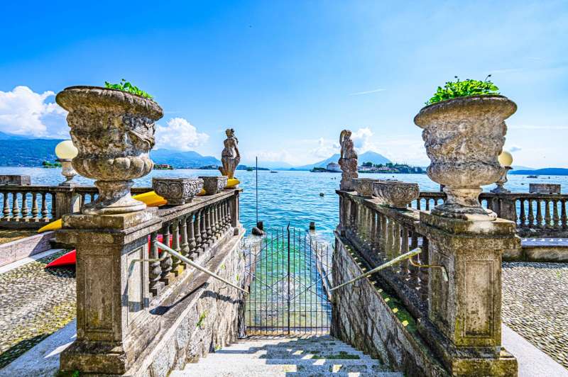 Eine Villa am See in Stresa steht zum Verkauf.