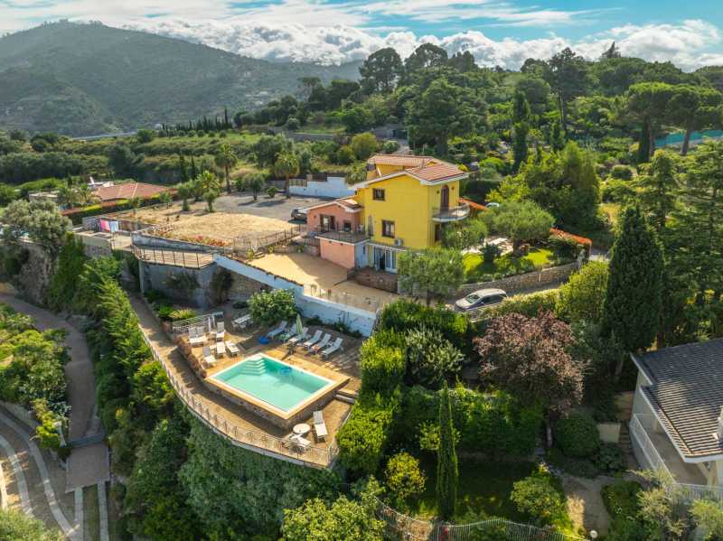 Haus in Bordighera mit Panoramablick auf Monaco.