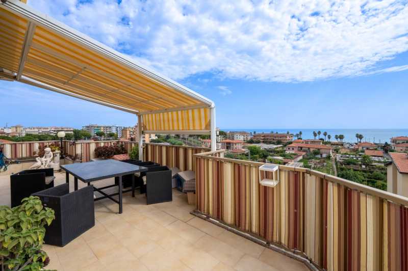 Penthouse am Meer in Vallecrosia