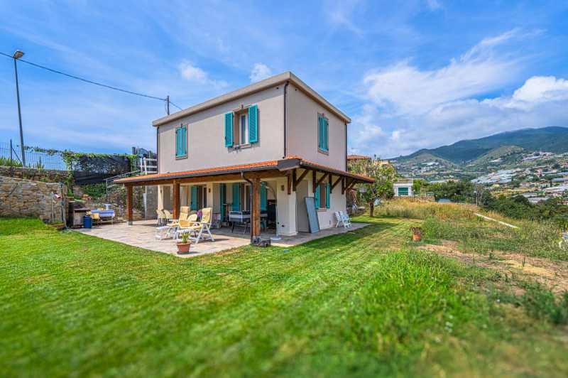 Neues Haus in Sanremo mit Panoramablick auf das Meer.