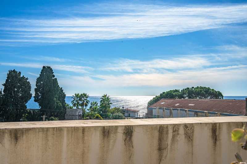 Haus am Meer in Sanremo zu verkaufen.