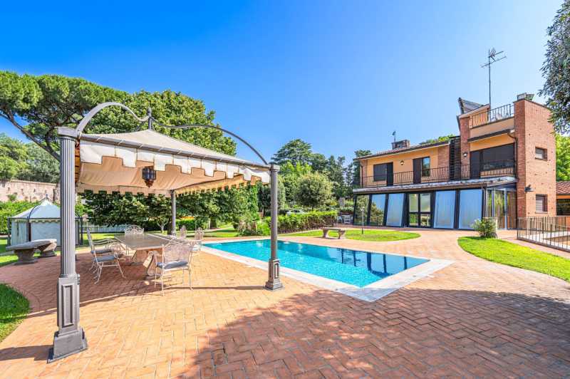 Villa mit Pool in einem eleganten Viertel von Rom