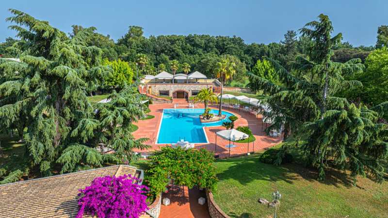 Luxusvilla mit Pool und Park in Latina