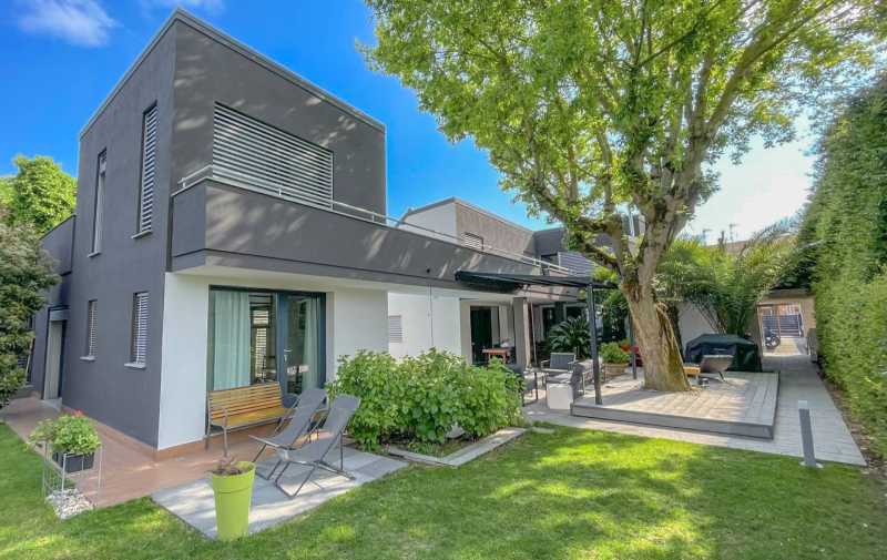 Ferrara: Haus mit Pool