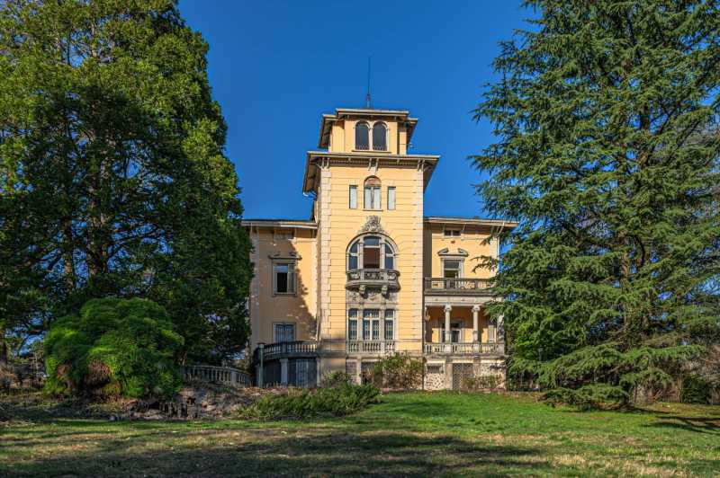 Die Villa von Karolina in der Nähe der Schweiz ist luxuriös.