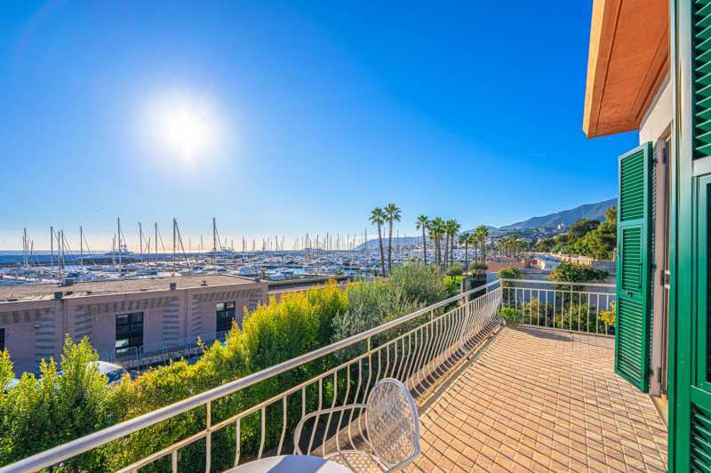 Eine elegante Villa am Meer in Sanremo wird zum Verkauf angeboten.
