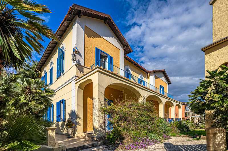 Zum Verkauf steht eine Villa am Meer in Santa Marinella.