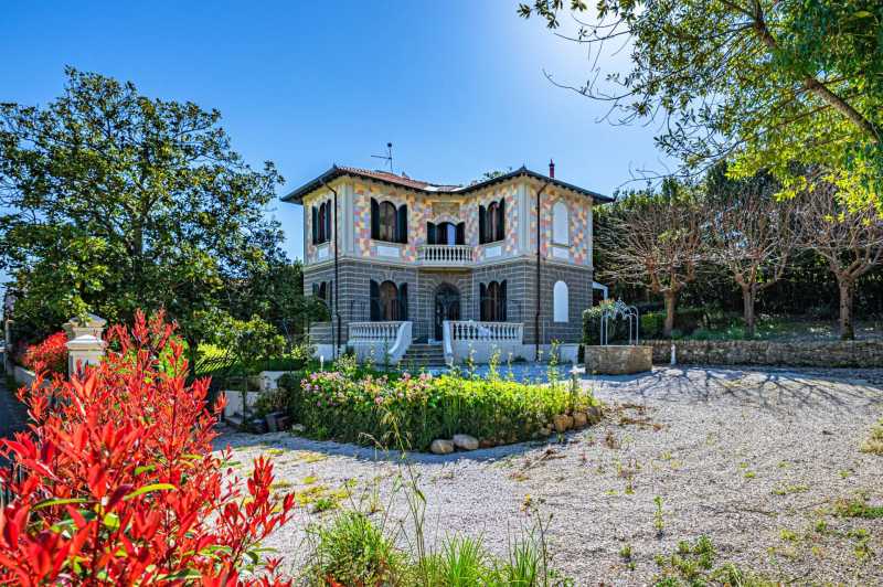 Villa mit Pool im Liberty-Stil in der Nähe von Livorno